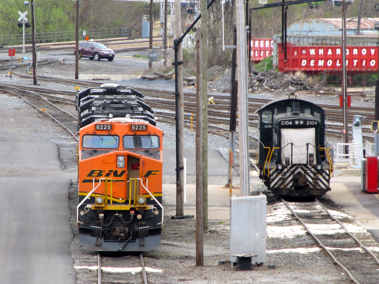 BNSF 6225 and NS 2104